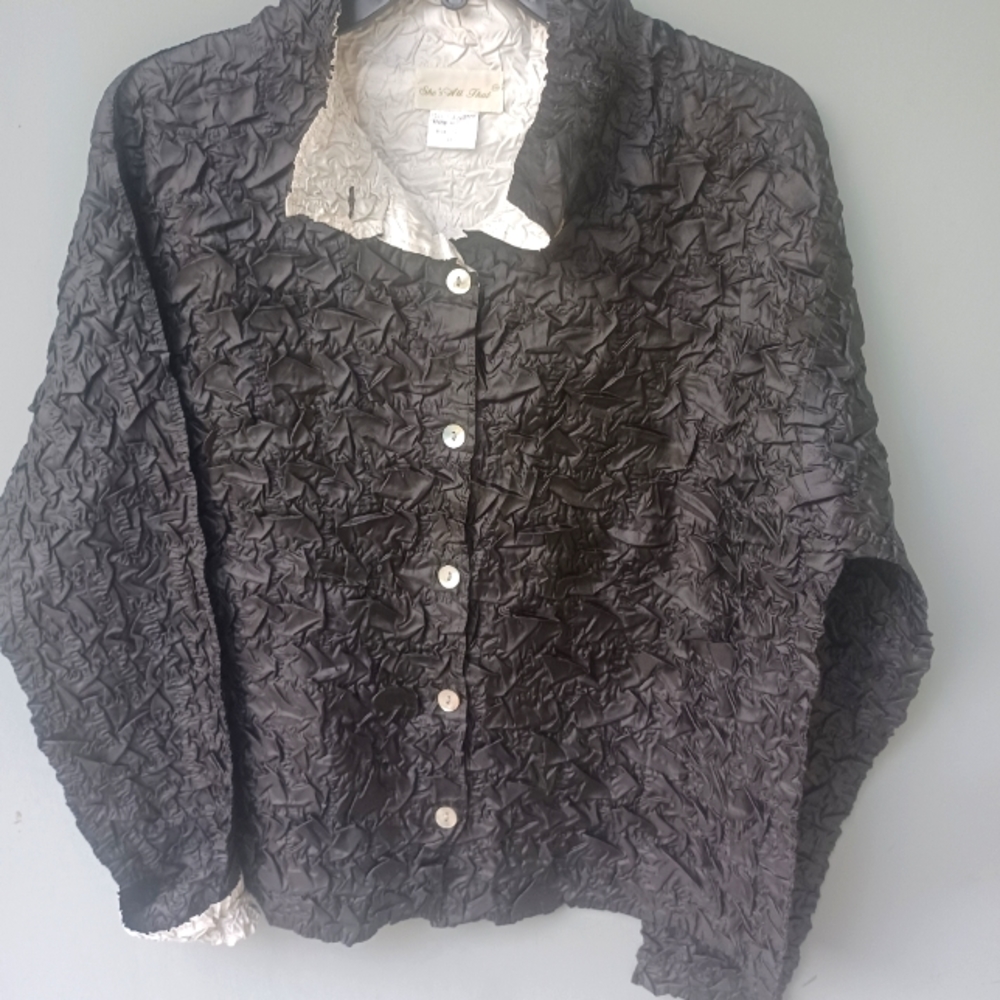 She's All That NWOT black/off white crinkle reversible top